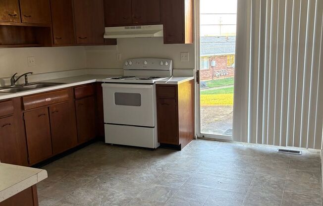 2 beds, 1 bath, $815, Unit 205 Marwood