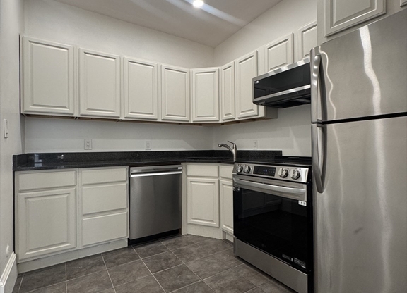 2 beds, 1 bath, 650 sqft, $3,400, Unit 303