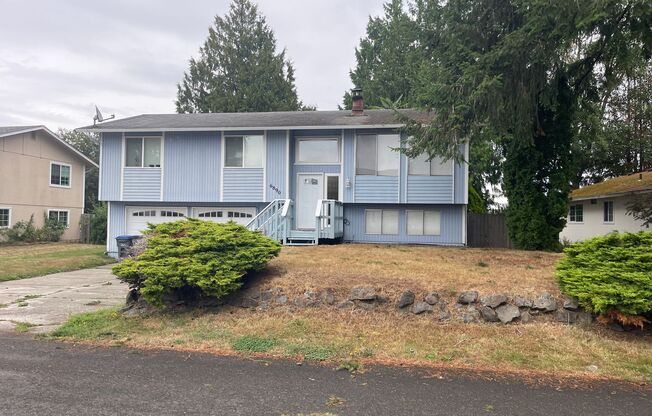 3 BED 2.5 BATH WITH BONUS ROOM - EAST BREMERTON SPLIT ENTRY HOME WITH 2 CAR GARAGE