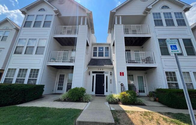 Gorgeous light filled 2 bedroom 2 bath condo in Odenton/Piney Orchard.