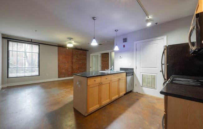 2 beds, 2 baths, 863 sqft, $1,295, Unit 208