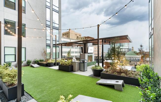 Unwind on the garden terrace at Modera St. Paul with skyline views, lawn games, and inviting spaces perfect for gathering in the heart of Dallas.