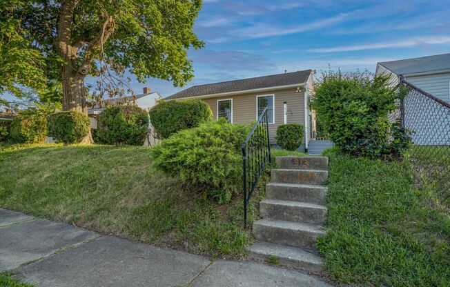 Cozy 2 Bedroom, 1 Bathroom Home in Manchester Available July 11th!