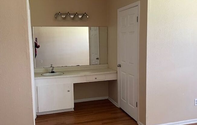 Bay Area- Large 4/2.5- huge master bedroom.