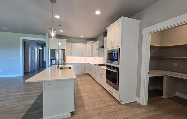 Stunning 5 Bed Richland Home with 3-Car Garage!