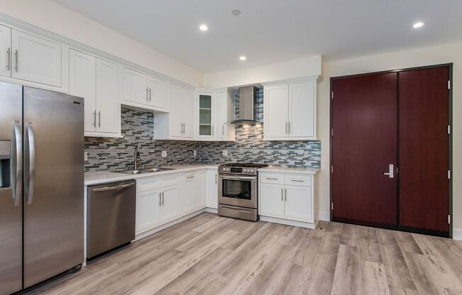 2 beds, 2 baths, 1,299 sqft, $4,250, Unit 204