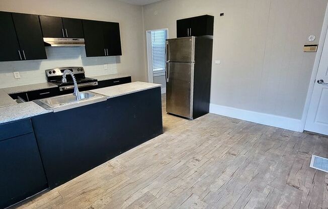 3 beds, 1 bath, 1,012 sqft, $1,595, Unit 1