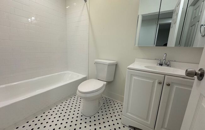 2 beds, 1 bath, 750 sqft, $2,099, Unit 5635 Hobart St. #22