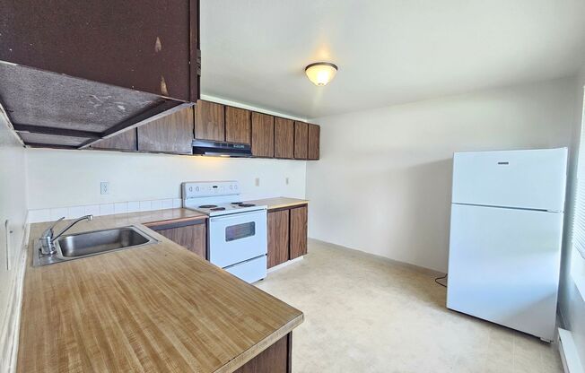 2 beds, 1 bath, 594 sqft, $1,095, Unit 32