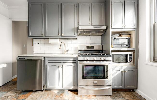 2 beds, 1 bath, 1,000 sqft, $4,250, Unit 11H