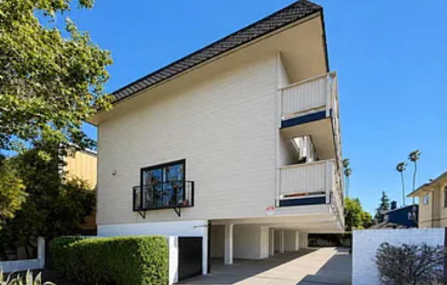 Spacious 2BR Condo with Central A/C, Bonus Room & Huge Storage – Walk to Burlingame Avenue