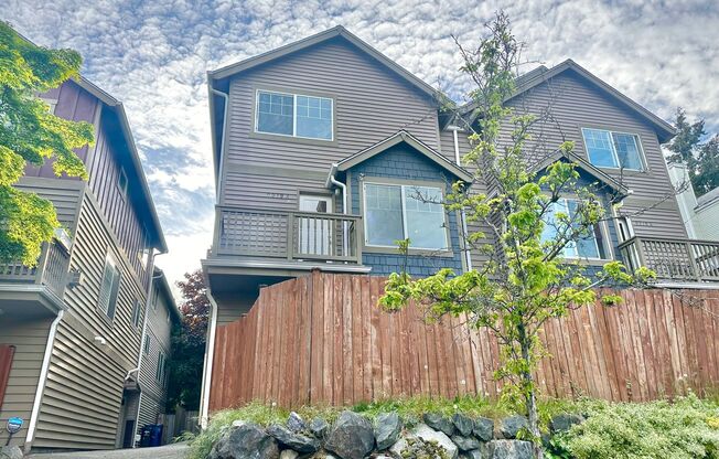 Beautiful 3 bed/2.5 bath townhome in North Seattle! Available Now!