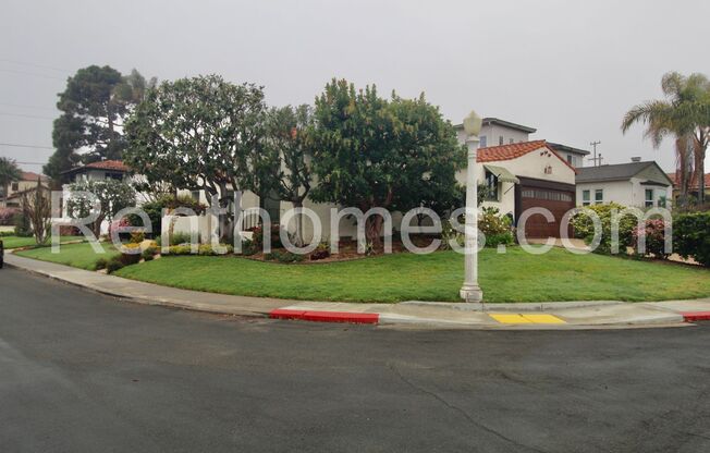 Point Loma, 2244 Plum St, Wood Floors, Air Conditioner, Dbl Sided Fireplace, 2 Car Garage!