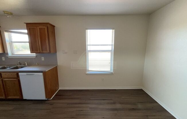 2 beds, 1 bath, $795, Unit 202 Truman Ave W. Unit C