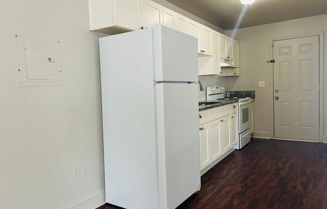 1 bed, 1 bath, 850 sqft, $995, Unit 969 Forest Ave Unit B7