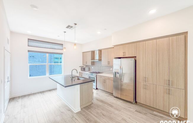 Modern 3BD/2.5BA Townhome in Mission Valley with Kitchen Island, Private Patio & 2-Car Garage