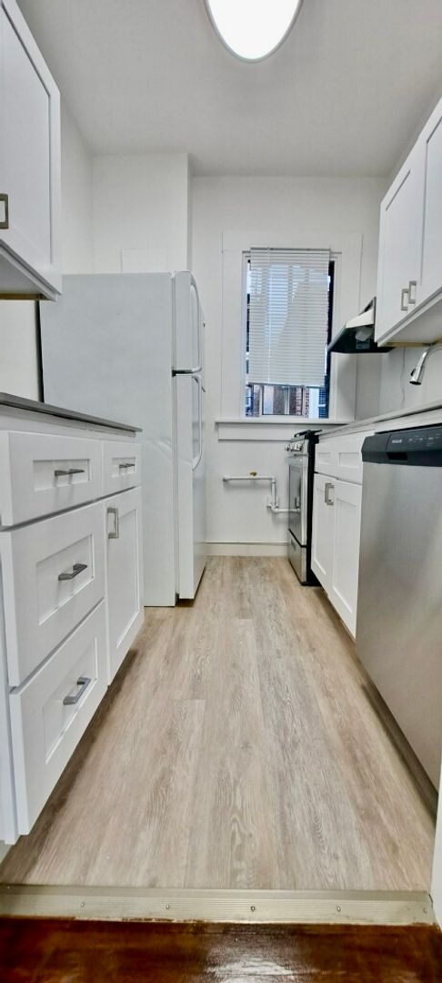 2 beds, 1 bath, $2,995, Unit 307