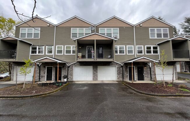 Charming 3 Bed, 2.5 Bath Townhome in SE Portland!! Washer & Dryer, Lovely Kitchen, and Garage!!