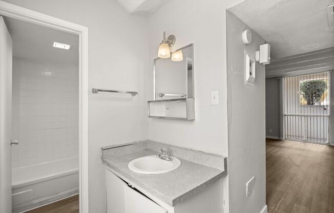 Studio, 1 bath, 420 sqft, $800, Unit 5