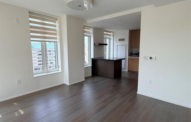 543 W 122 ST