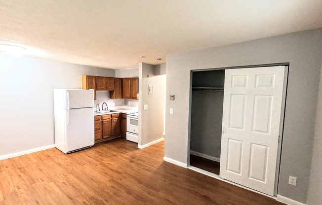 Studio, 1 bath, 400 sqft, $1,975, Unit 15