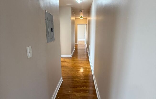 3 beds, 1 bath, $1,300, Unit 4834 #302