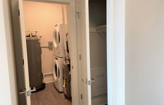 1 bed, 1 bath, 883 sqft, $1,900, Unit 321 Jefferson-605