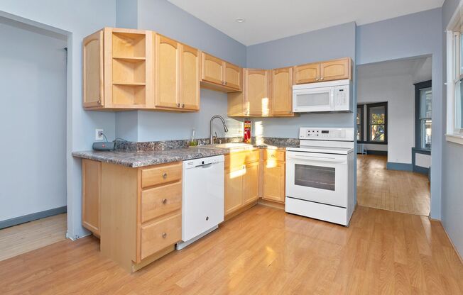 3 beds, 1 bath, $1,400, Unit LOWER