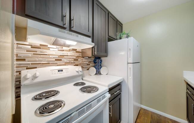 Modern elegance meets culinary charm at Chatsworth Pointe. Feast your eyes on the sleek sophistication of our newly updated kitchen