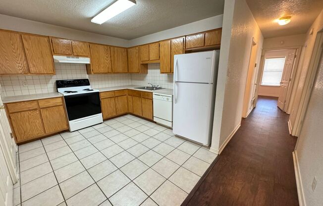 3 beds, 2 baths, 1,205 sqft, $1,295, Unit Unit B