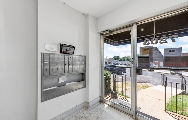1 bed, 1 bath, 700 sqft, $950, Unit 2B