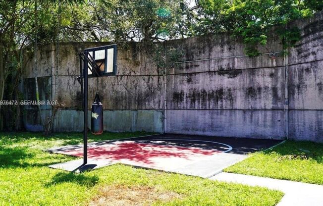 21020 NE 18TH CT MIAMI, FL 33179