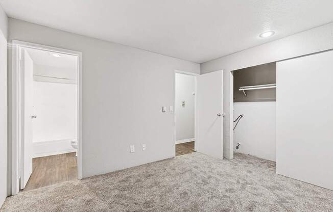 Saratoga Apartments in Everett, Washington Bedroom