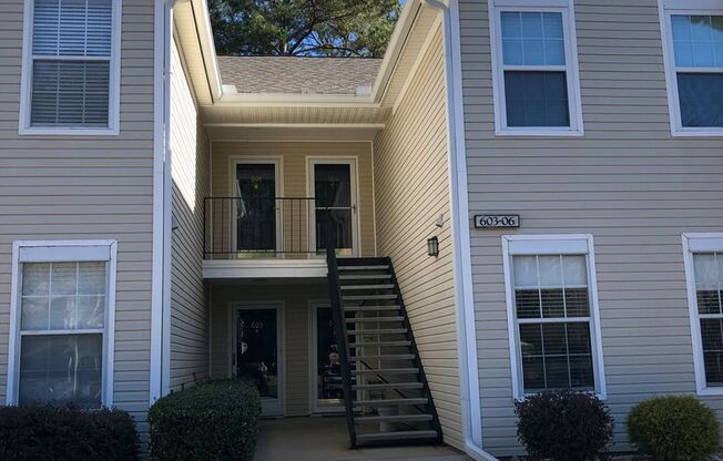 606 Ridgefield Dr: Beautiful condo with seasonal view of pond, close to shopping & restaurants for rent in desirable Peachtree City! AVAILABLE NOW!