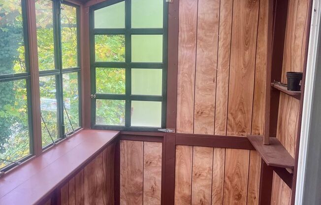 Single level top floor 1 bed Flat w/Covered patio