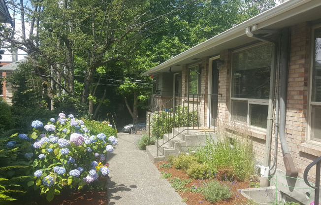 2 beds, 1 bath, 810 sqft, $2,275, Unit 01