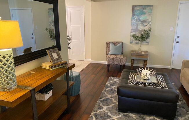 2 beds, 1 bath, $2,295, Unit 639 W Pomona Blvd, Unit C