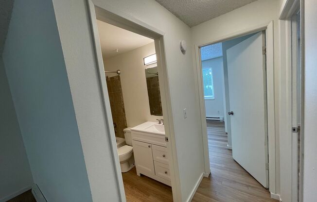 2 beds, 1 bath, 780 sqft, $1,100, Unit 11