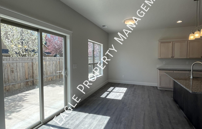 1411 N PINEVIEW LN