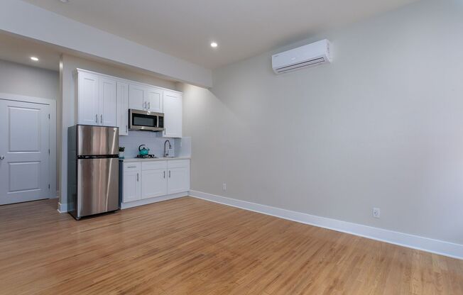 Studio, 1 bath, 290 sqft, $1,950, Unit 211