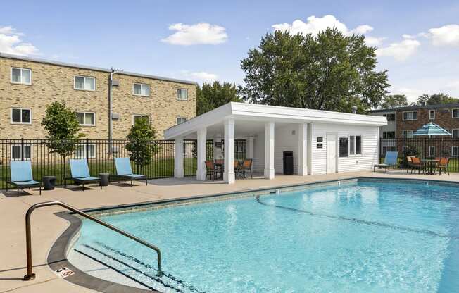 Silver Lake Apartments in New Brighton, MN Outdoor Pool