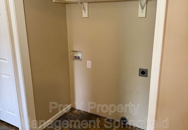 3 beds, 1 bath, 1,000 sqft, $1,045