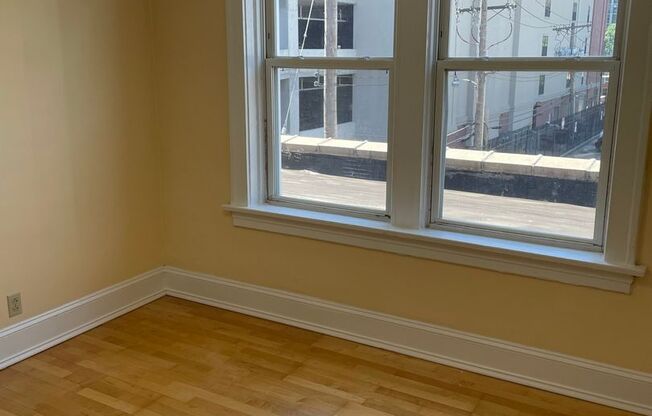 2 beds, 1 bath, 775 sqft, $1,350, Unit 215