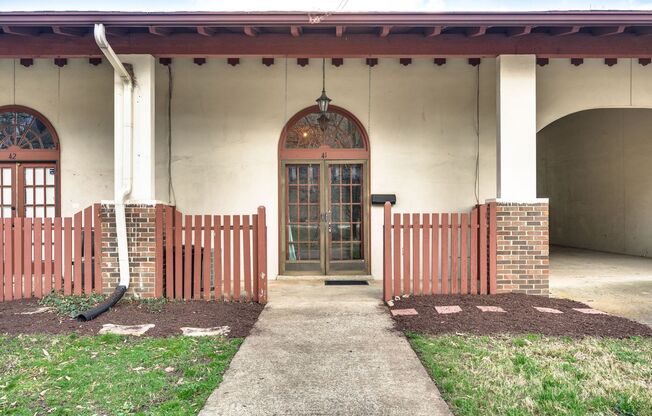 Great corner studio location in Belle Forest.