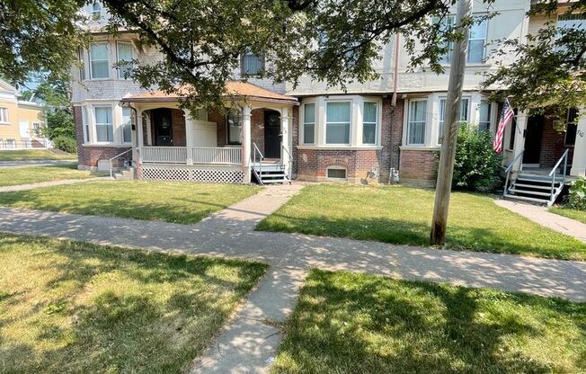 3 beds, 1 bath, $1,025, Unit 706