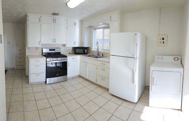 2 beds, 1 bath, $1,050, Unit 1 (Upstairs)