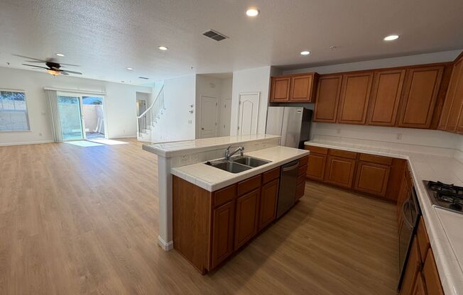 3 beds, 2.5 baths, $2,595, Unit #3014