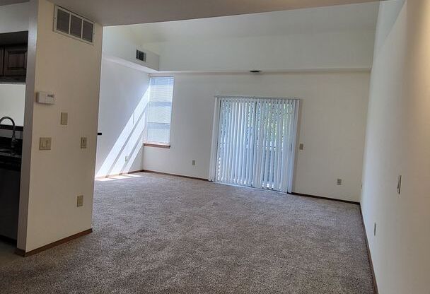 1 bed, 1 bath, 810 sqft, $1,505, Unit 70