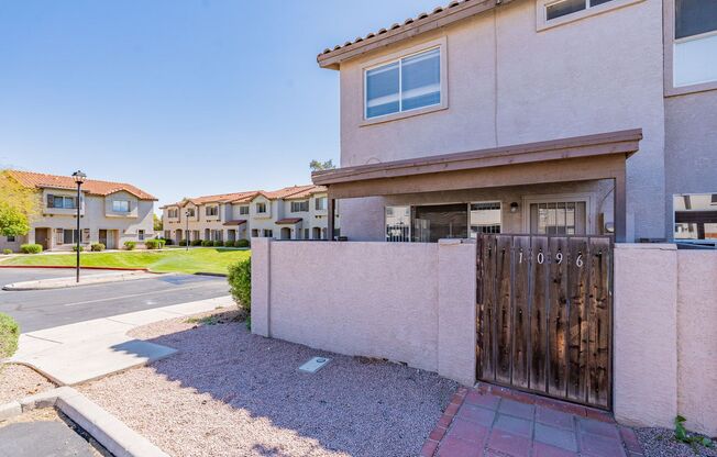 3 beds, 2.5 baths, $1,945, Unit UNIT 1096