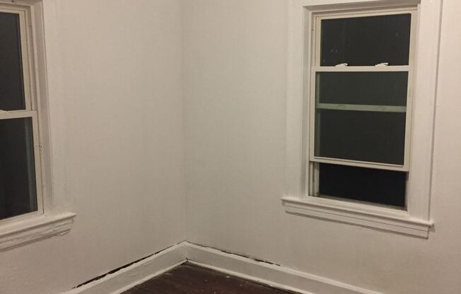 2 beds, 1 bath, $700, Unit Unit ONE